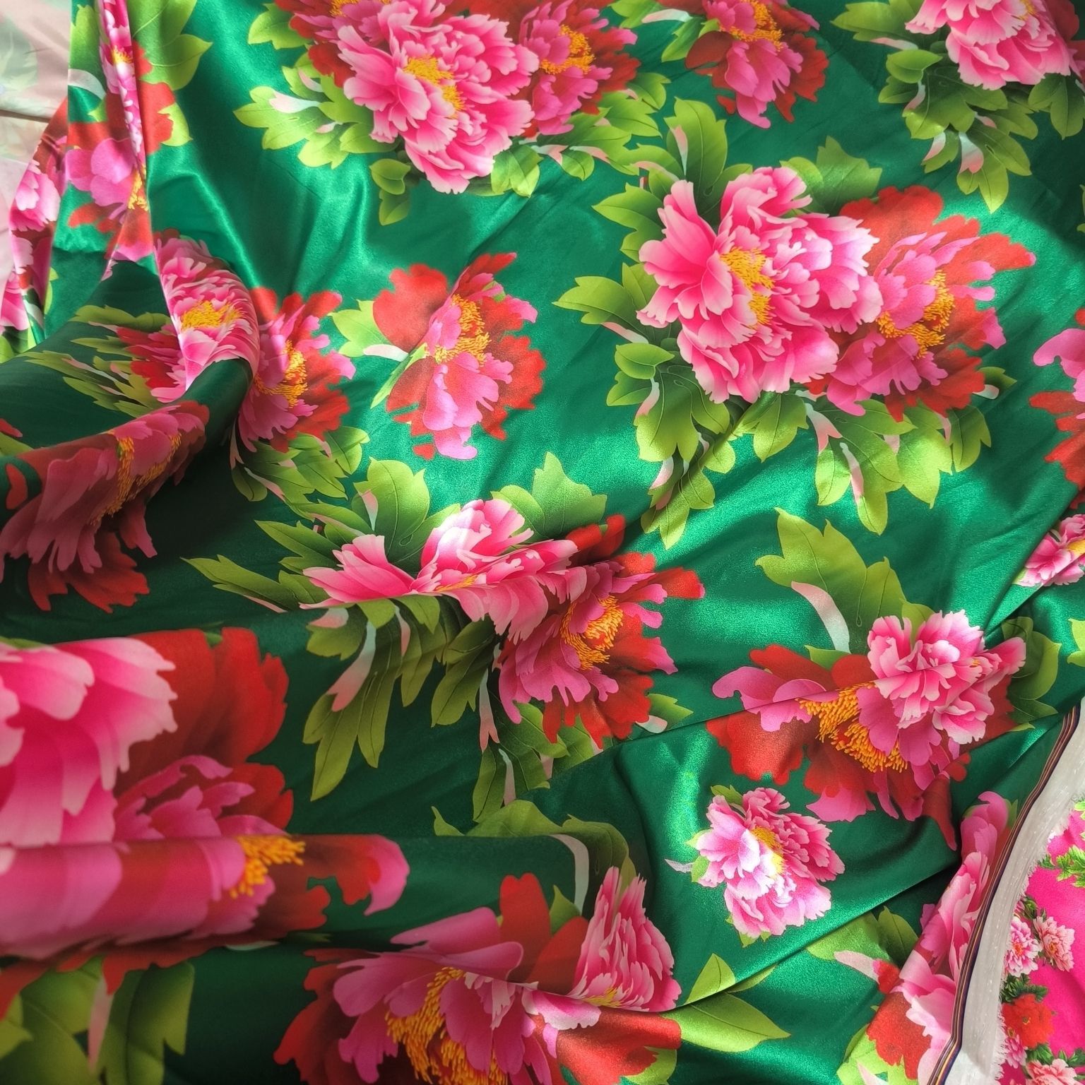 花柄プリントのアセテートサテン生地、シルクのように滑らか、メ - Sewing By のレビューと価格